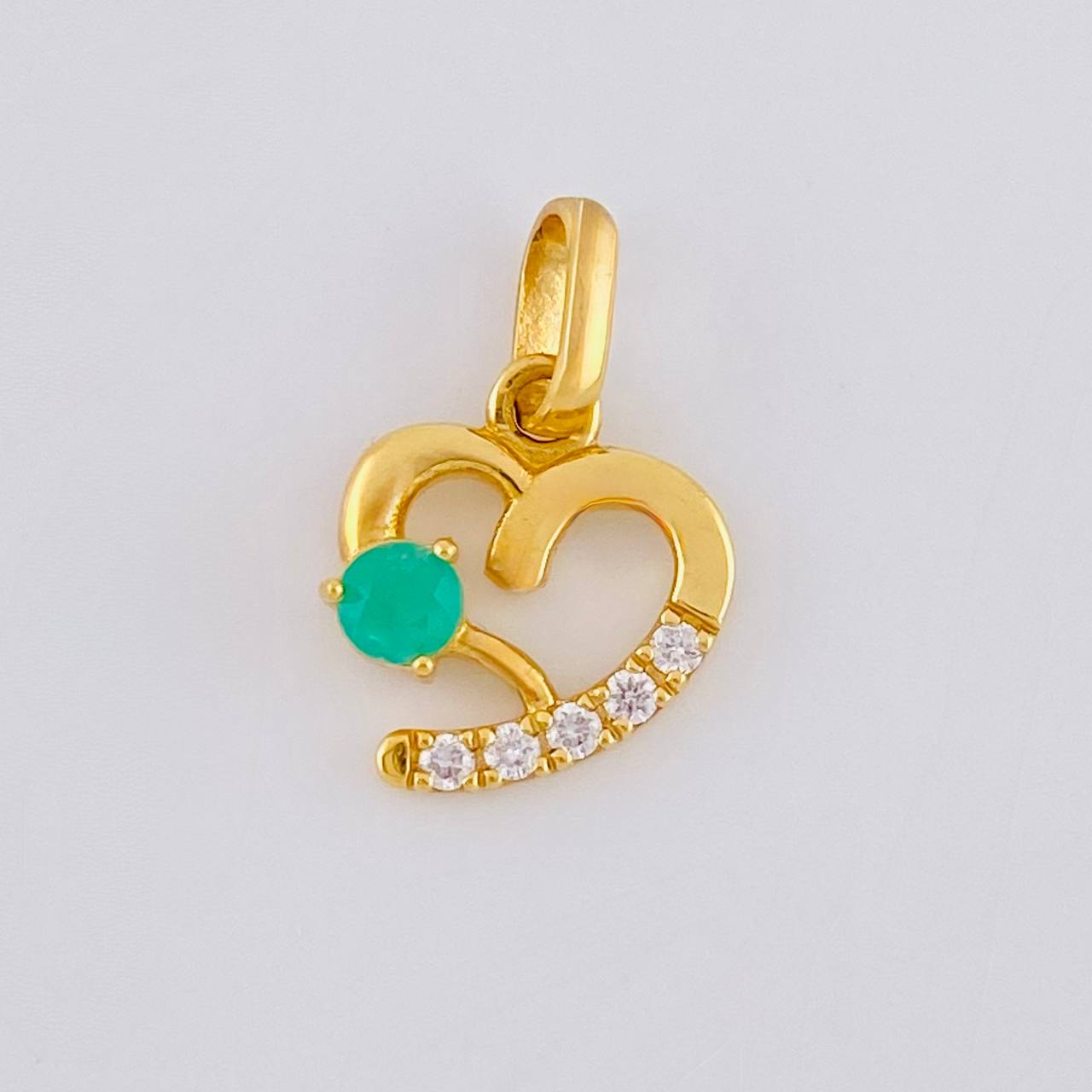 Dije Corazón Silueta 1.55gr / 1.8cm / Esmeraldas 18pts Diamantes Blancos 7pts Oro Amarillo 18K (Joya)