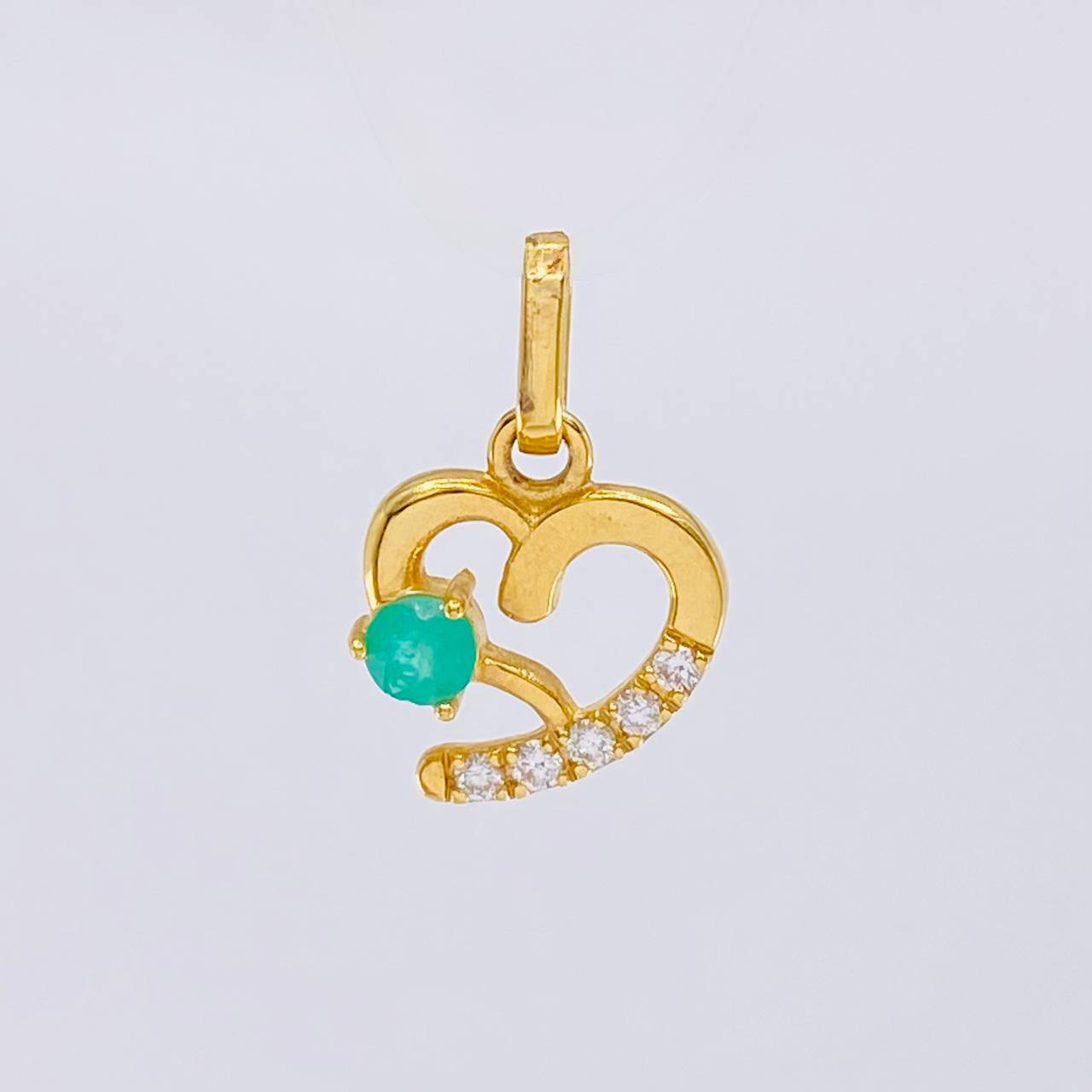 Dije Corazón Silueta 1.55gr / 1.8cm / Esmeraldas 18pts Diamantes Blancos 7pts Oro Amarillo 18K (Joya)
