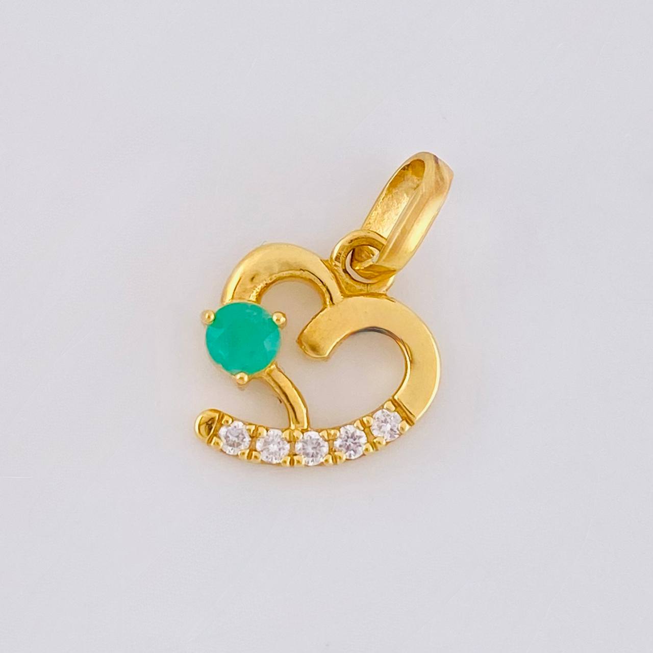Dije Corazón Silueta 1.55gr / 1.8cm / Esmeraldas 18pts Diamantes Blancos 7pts Oro Amarillo 18K (Joya)