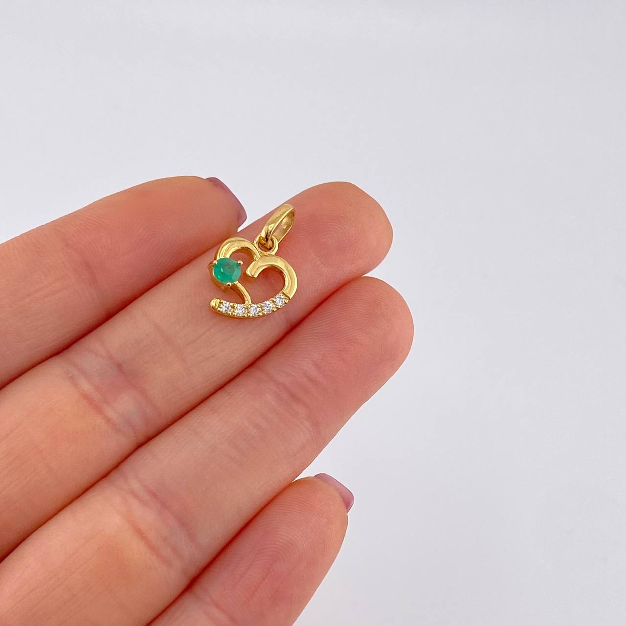 Dije Corazón Silueta 1.55gr / 1.8cm / Esmeraldas 18pts Diamantes Blancos 7pts Oro Amarillo 18K (Joya)