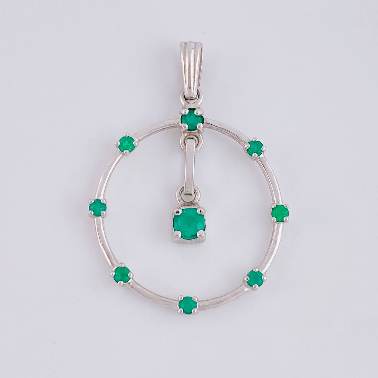 Dije Aro Colgante 2.95gr / 3.5cm / Esmeraldas 55pts Oro Blanco 18K (Joya)
