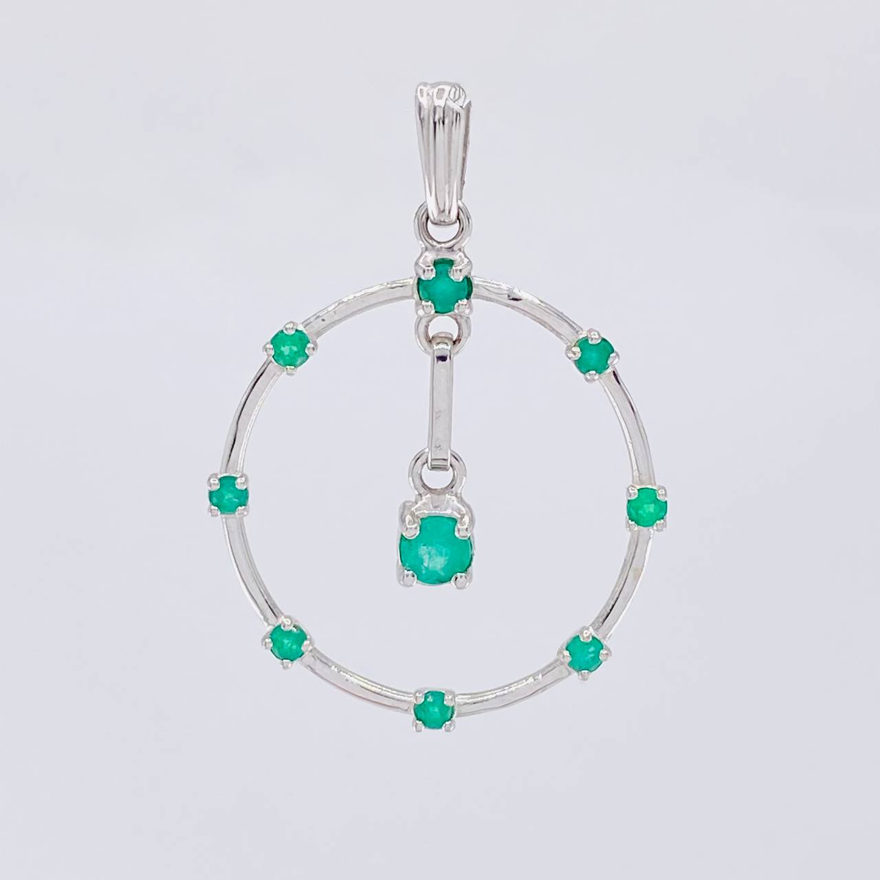 Dije Aro Colgante 2.95gr / 3.5cm / Esmeraldas 55pts Oro Blanco 18K (Joya)