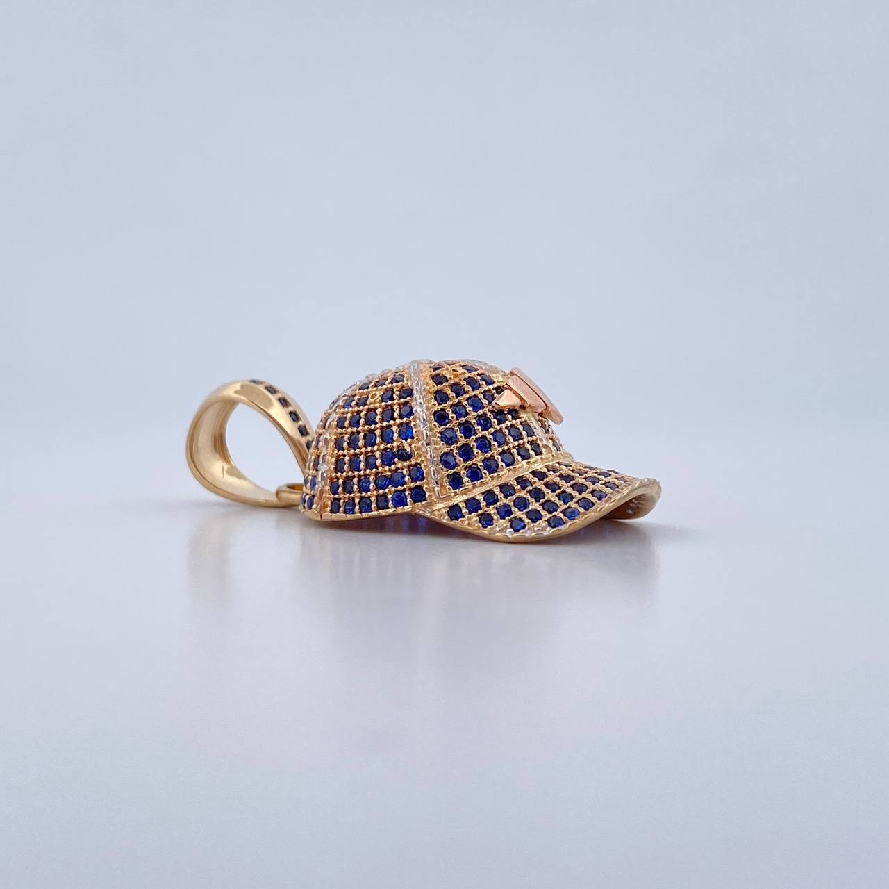 Dije Gorra AD 7.8gr / 3.6cm / Circones Azules Tres Oros 18K &