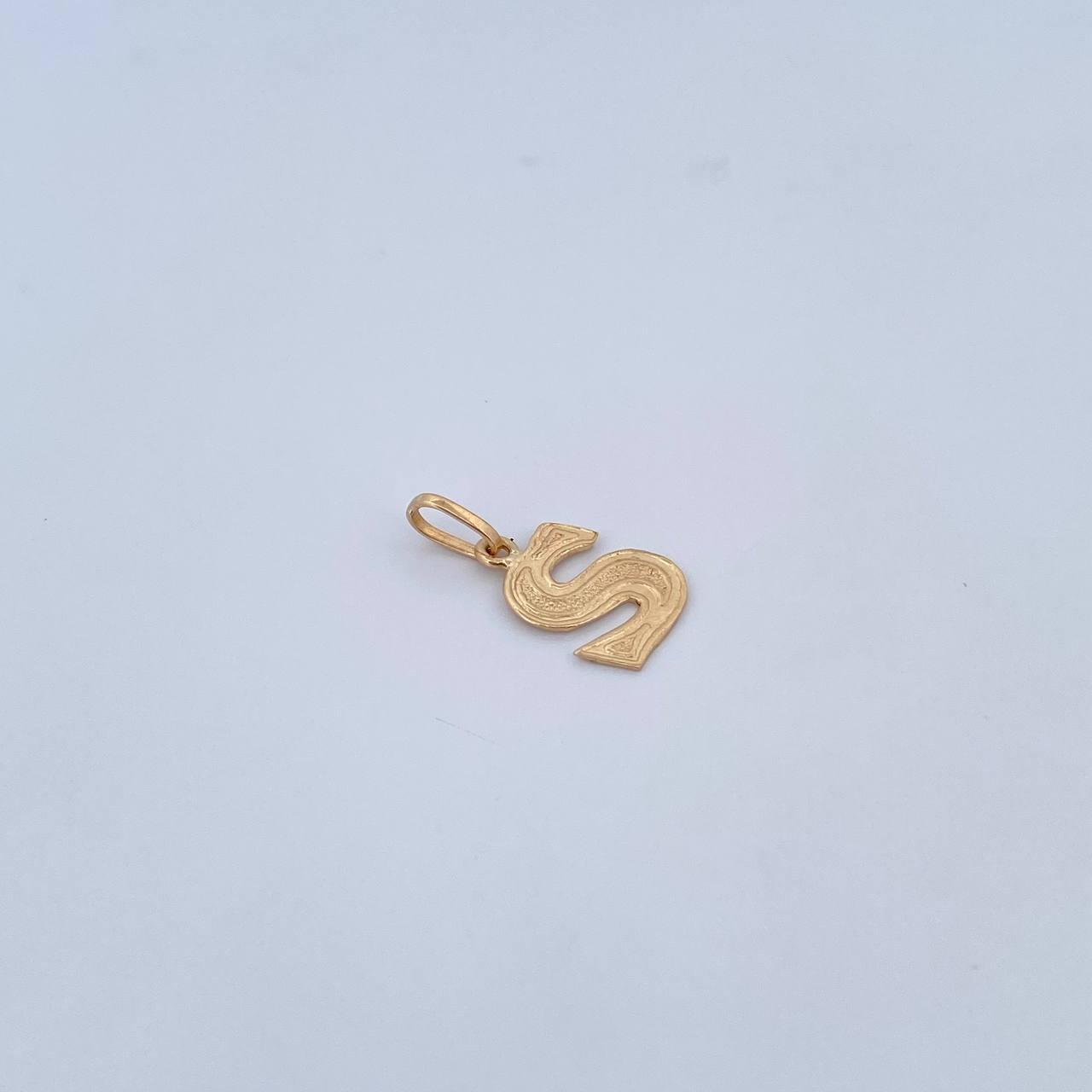Dije Letra S 0.8gr / 1.9cm / Liso Oro Amarillo 18K &