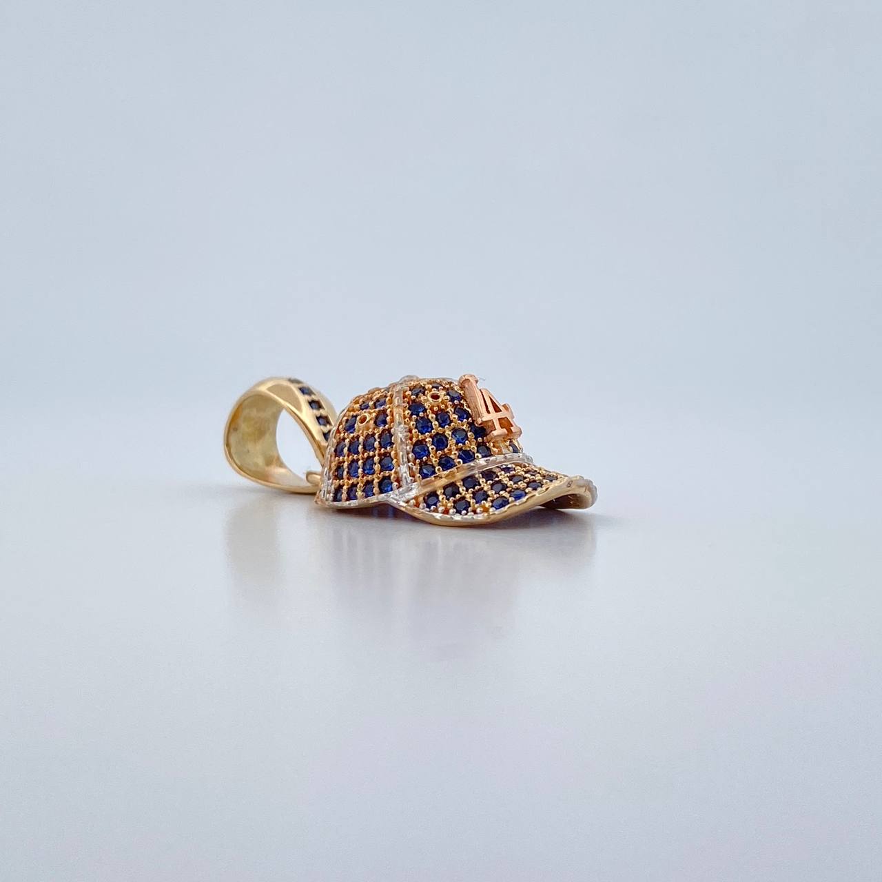 Dije Gorra LA 4.55gr / 2.9cm / Circones Azules Tres Oros 18K &