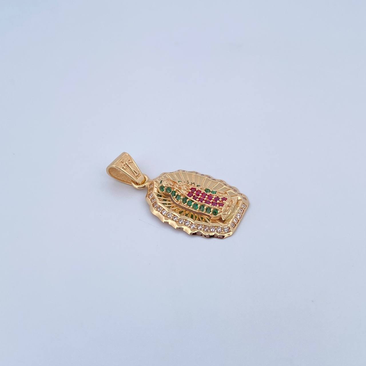 Dije Virgen Guadalupe 3.1gr / 2.9cm / Circones Fucsias Verdes Blancos Oro Amarillo 18K $