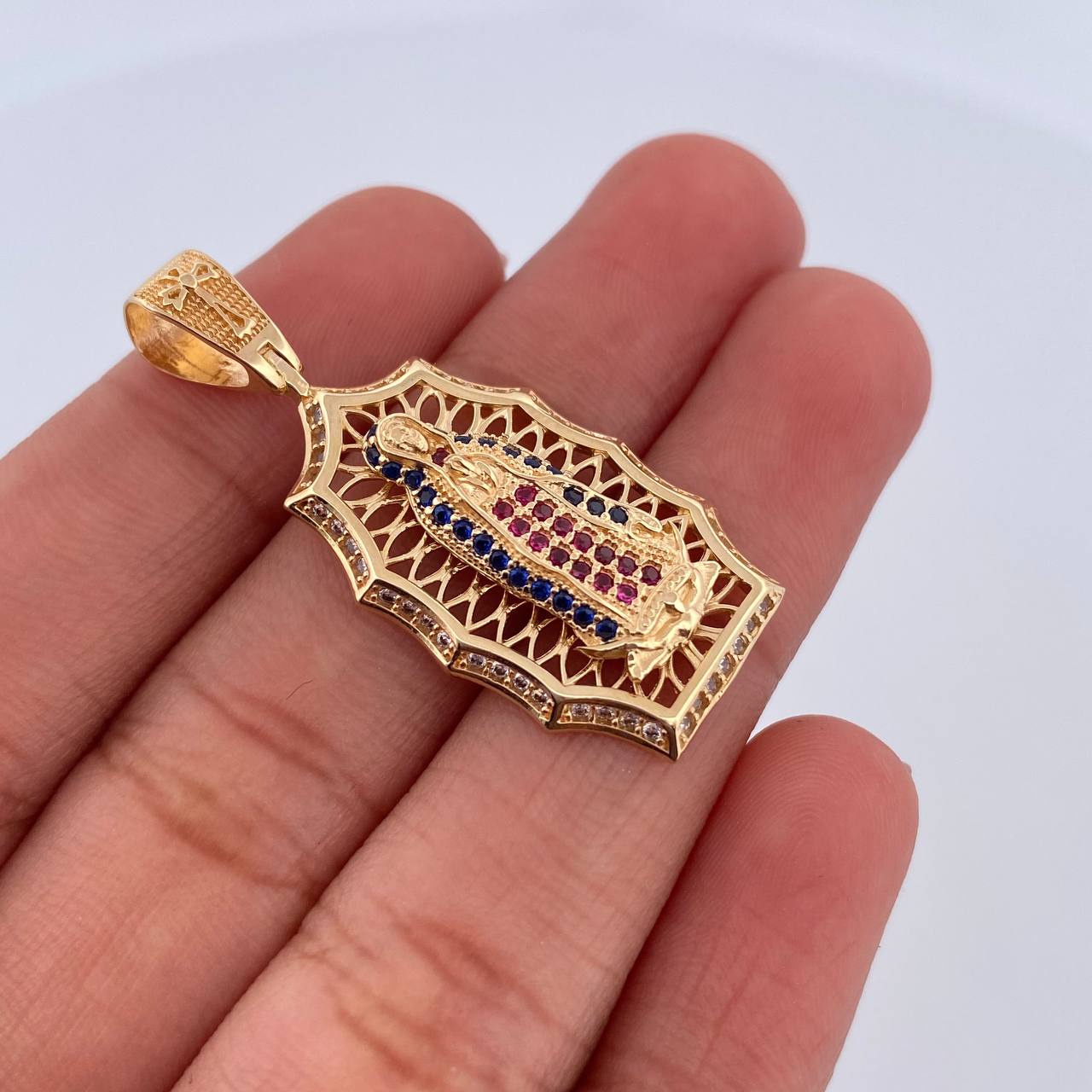 Dije Virgen Guadalupe 4.55gr / 3.7cm / Circones Fucsias Azules Blancos Oro Amarillo 18K $