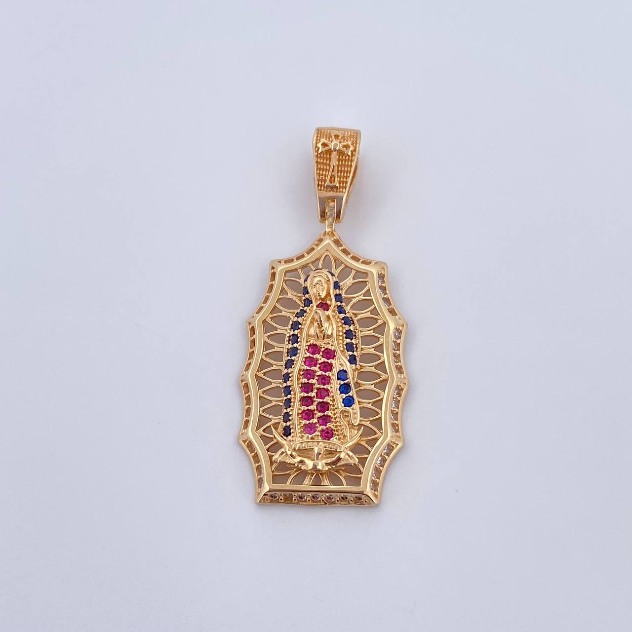 Dije Virgen Guadalupe 4.55gr / 3.7cm / Circones Fucsias Azules Blancos Oro Amarillo 18K $