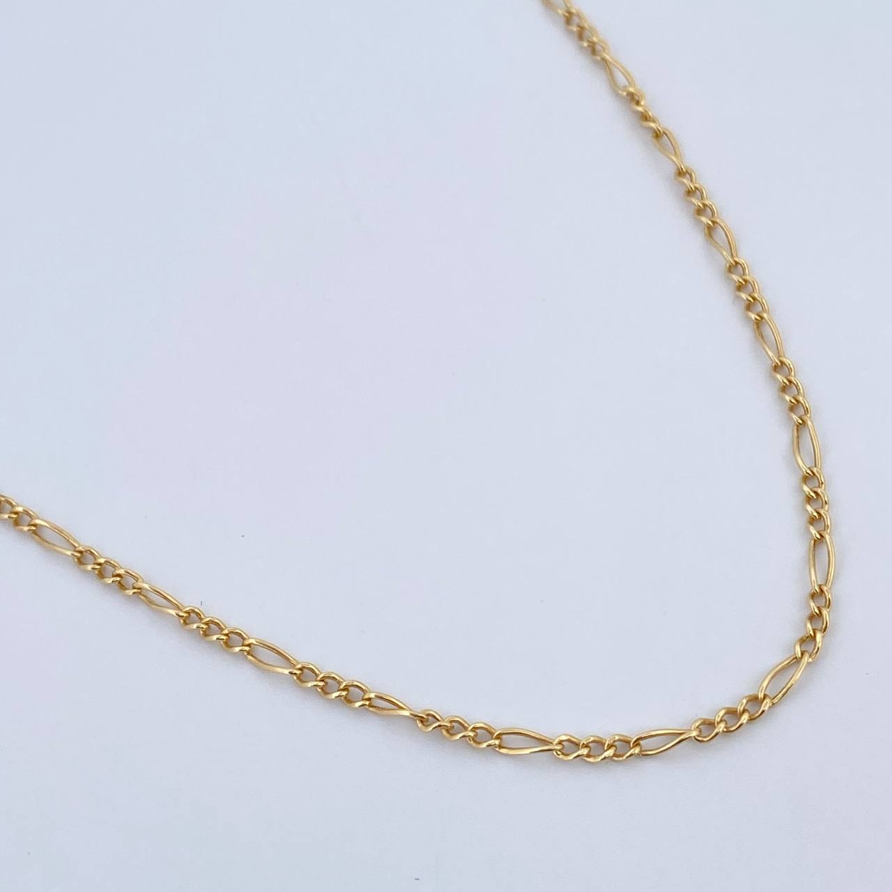 Cadena Figaro 1.7gr / 38.7cm-45.6cm / 1.8mm Oro Amarillo +1 18K $