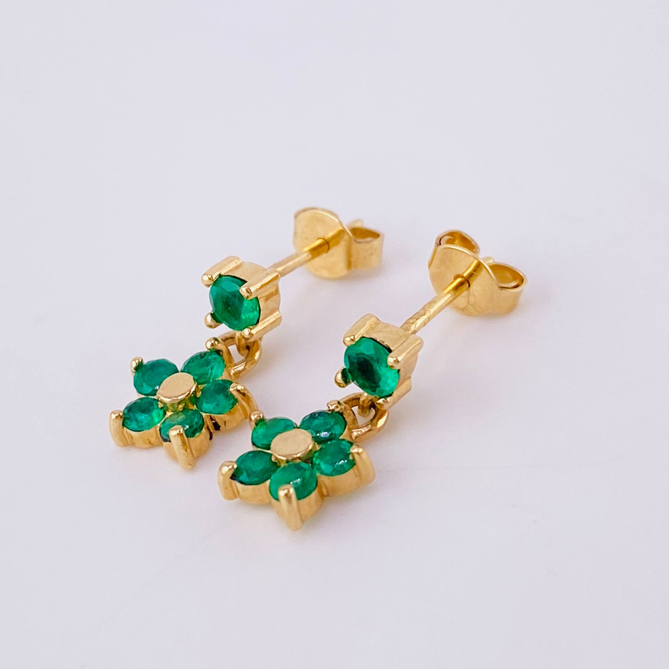 Topos Flor Colgante Esmeraldas 60pts 2.55gr / 1.5cm / Oro Amarillo 18K