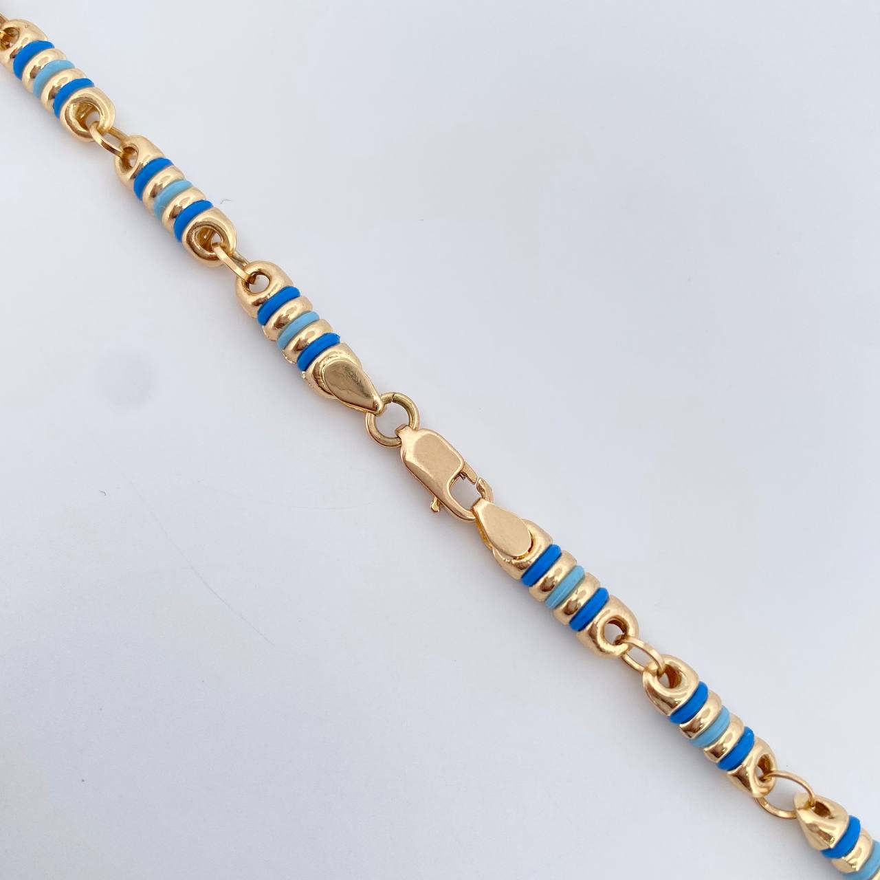 Cadena Rustica Barril 14.25gr / 61.6cm / 4.1mm Cauchos Azules Oro Amarillo 18K $
