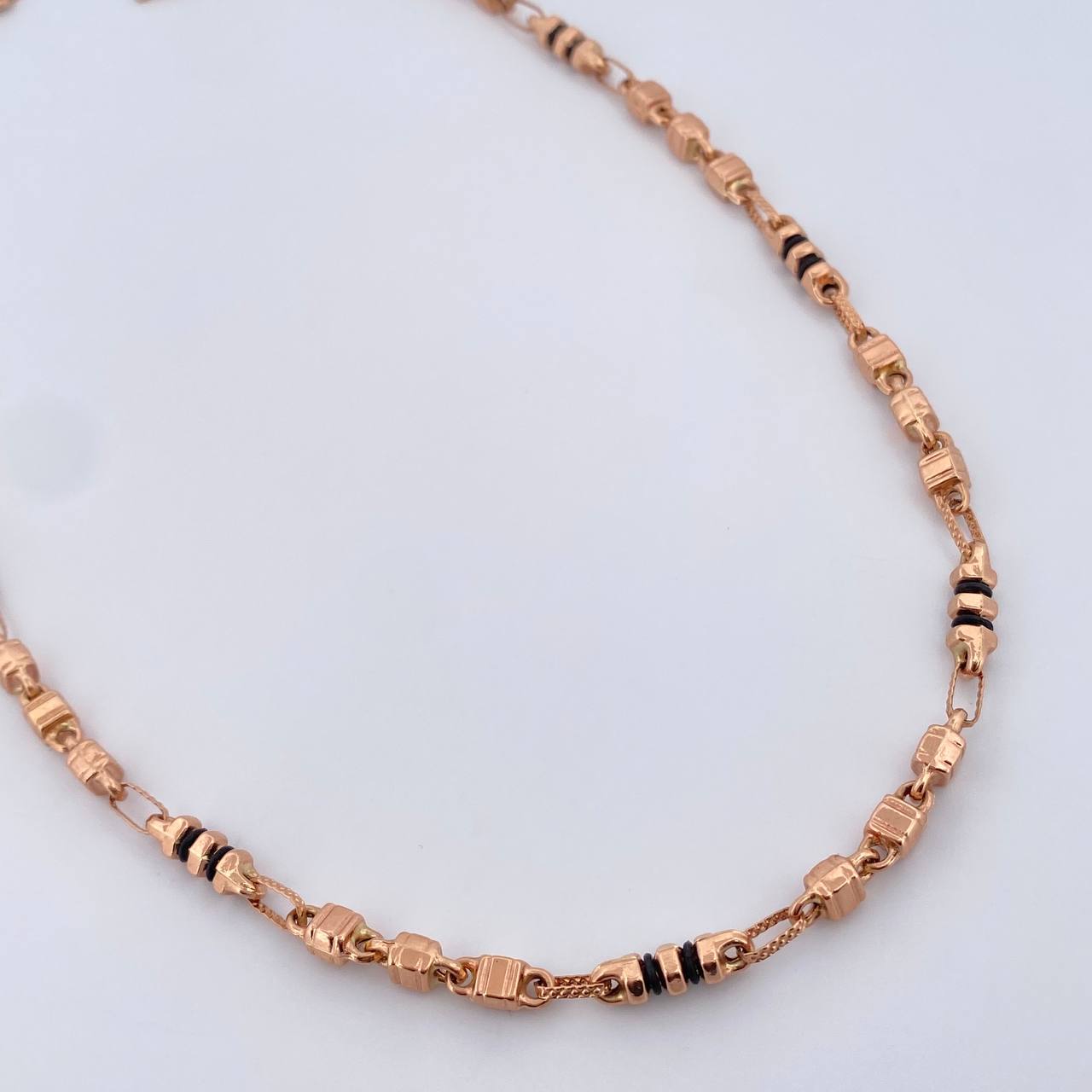 Cadena Rustica Cubos 16.35gr / 61cm / 4.3mm Cauchos Negros Oro Rosa 18K $