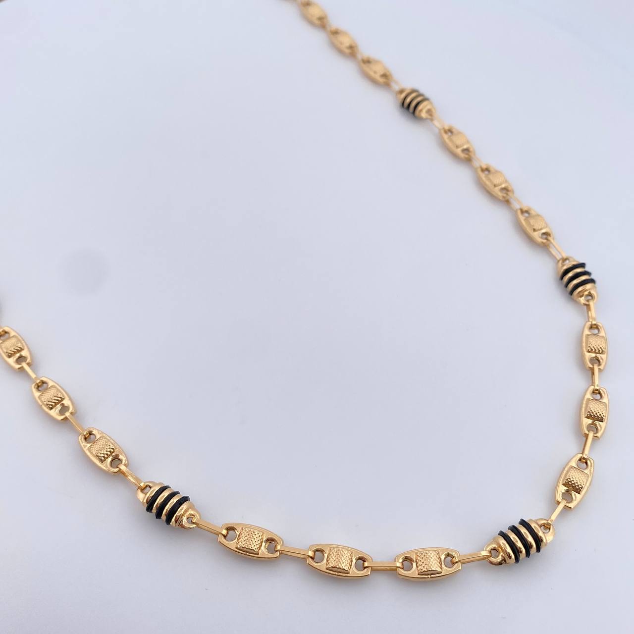 Cadena Rustica Barril 13.35gr / 60.9cm / 4.7mm Cauchos Negros Oro Amarillo 18K $