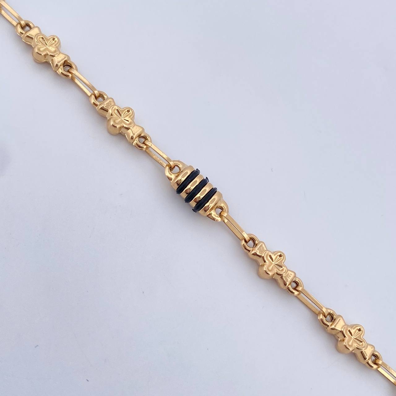Pulso Rustico Barril Trebol 4.7gr / 20.8cm / 4.7mm Cauchos Negros Oro Amarillo 18K $