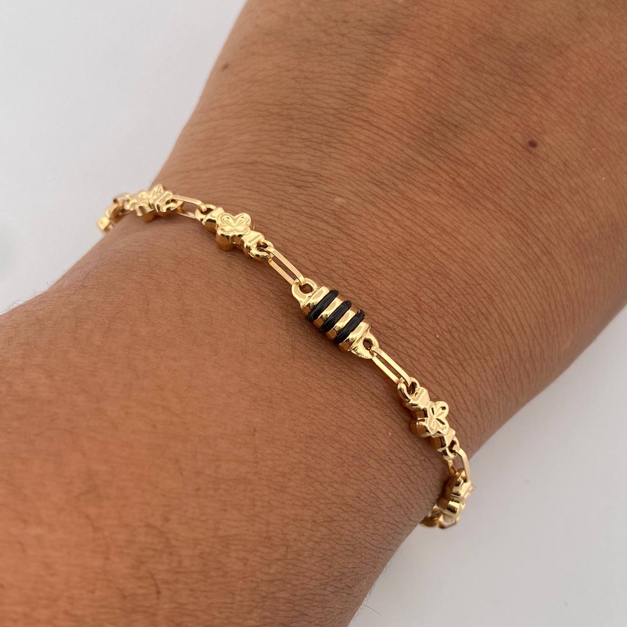 Pulso Rustico Barril Trebol 4.7gr / 20.8cm / 4.7mm Cauchos Negros Oro Amarillo 18K $