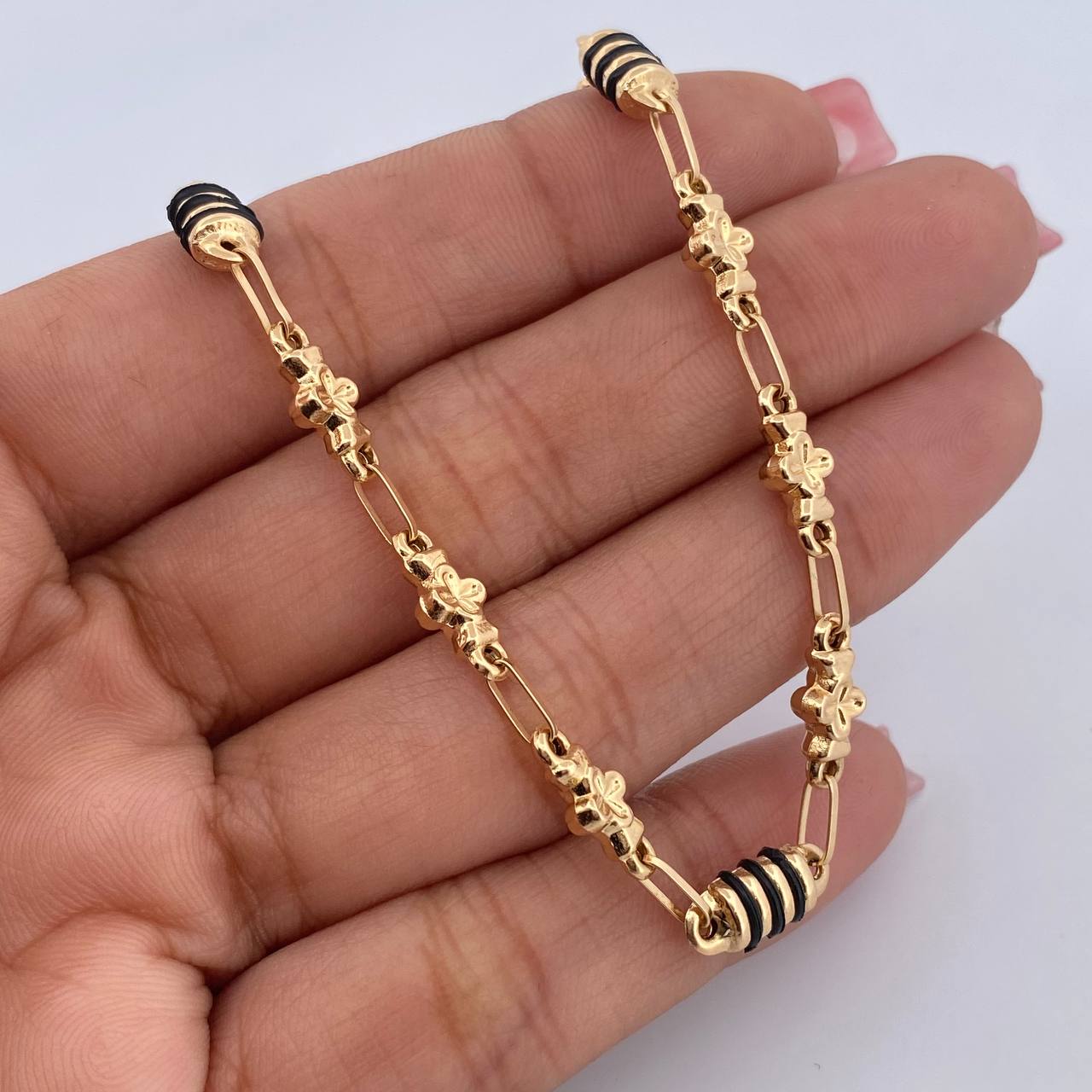 Pulso Rustico Barril Trebol 4.7gr / 20.8cm / 4.7mm Cauchos Negros Oro Amarillo 18K $