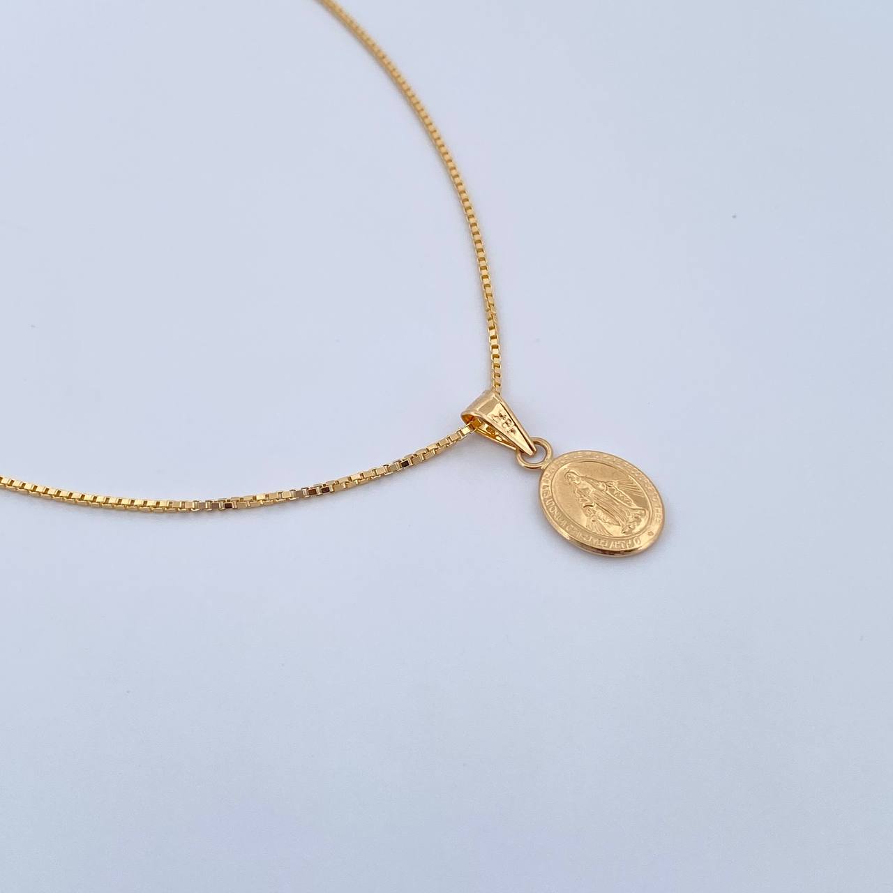 Set Cadena Veneciana 2.7gr/45.2cm / 0.6mm + Dije Virgen Milagrosa 0.55gr/1.7cm Troquelada Oro Amarillo 18K (Oferta) $