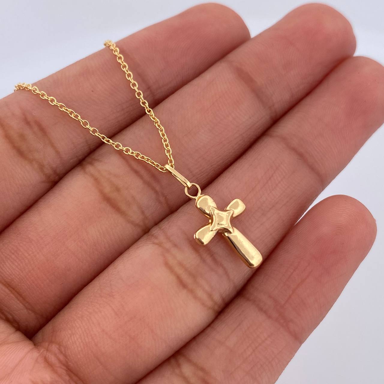 Set Cadena Aro Seguido 1.4gr / 45cm / 0.8mm + Dije Cruz Doble Rombo 0.4gr / 1.8cm Troquelado Oro Amarillo 18K (Oferta) $