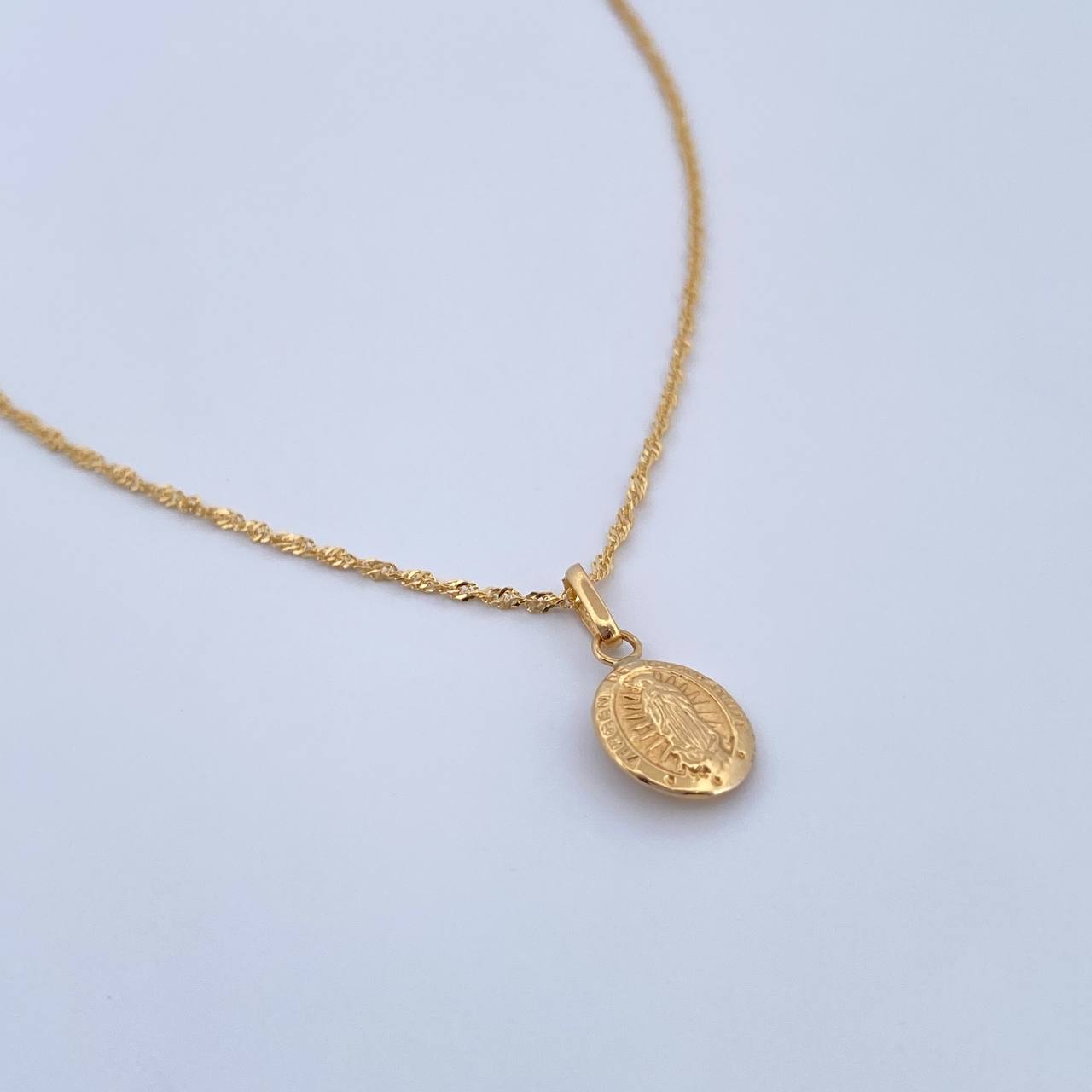 Set Cadena Singapur 1.4gr / 45.2cm / 0.9mm + Dije Virgen Guadalupe 0.5gr / 1.7cm Troquelada Oro Amarillo 18K (Oferta) $