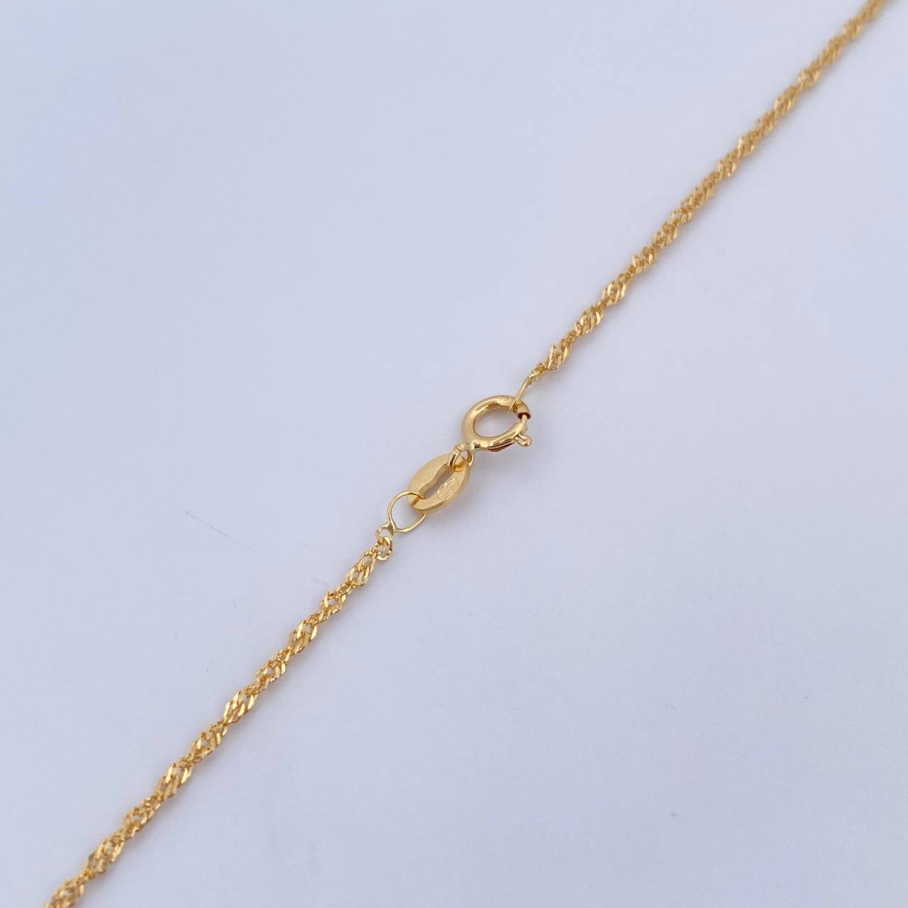 Set Cadena Singapur 1.4gr / 45.2cm / 0.9mm + Dije Virgen Guadalupe 0.5gr / 1.7cm Troquelada Oro Amarillo 18K (Oferta) $