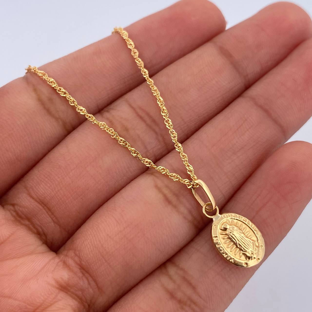 Set Cadena Singapur 1.4gr / 45.2cm / 0.9mm + Dije Virgen Guadalupe 0.5gr / 1.7cm Troquelada Oro Amarillo 18K (Oferta) $