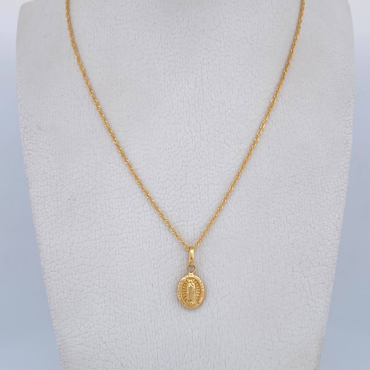 Set Cadena Singapur 1.4gr / 45.2cm / 0.9mm + Dije Virgen Guadalupe 0.5gr / 1.7cm Troquelada Oro Amarillo 18K (Oferta) $