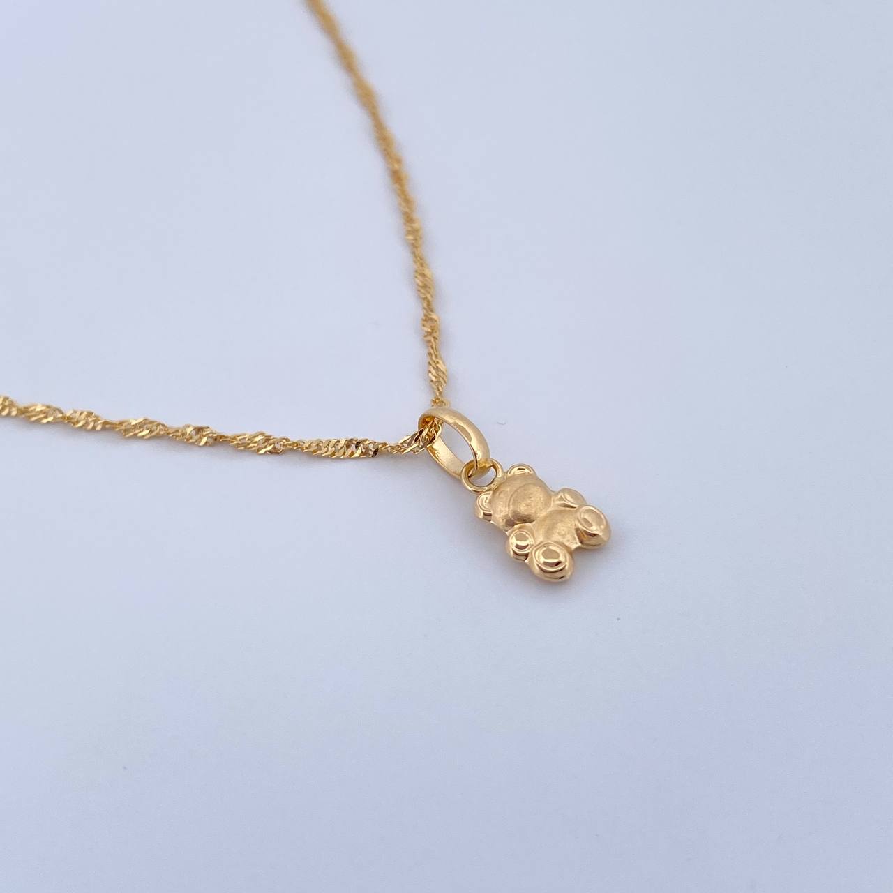 Set Cadena Singapur 1.35gr / 45.5cm / 0.7mm + Dije Oso 0.35gr / 1.3cm Troquelado Oro Amarillo 18K (Oferta) $