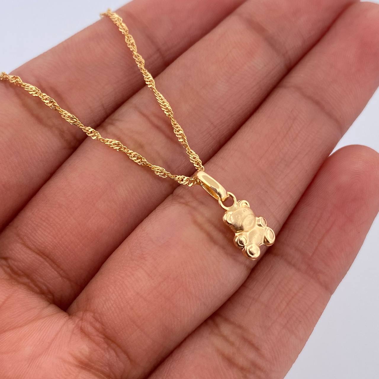 Set Cadena Singapur 1.35gr / 45.5cm / 0.7mm + Dije Oso 0.35gr / 1.3cm Troquelado Oro Amarillo 18K (Oferta) $