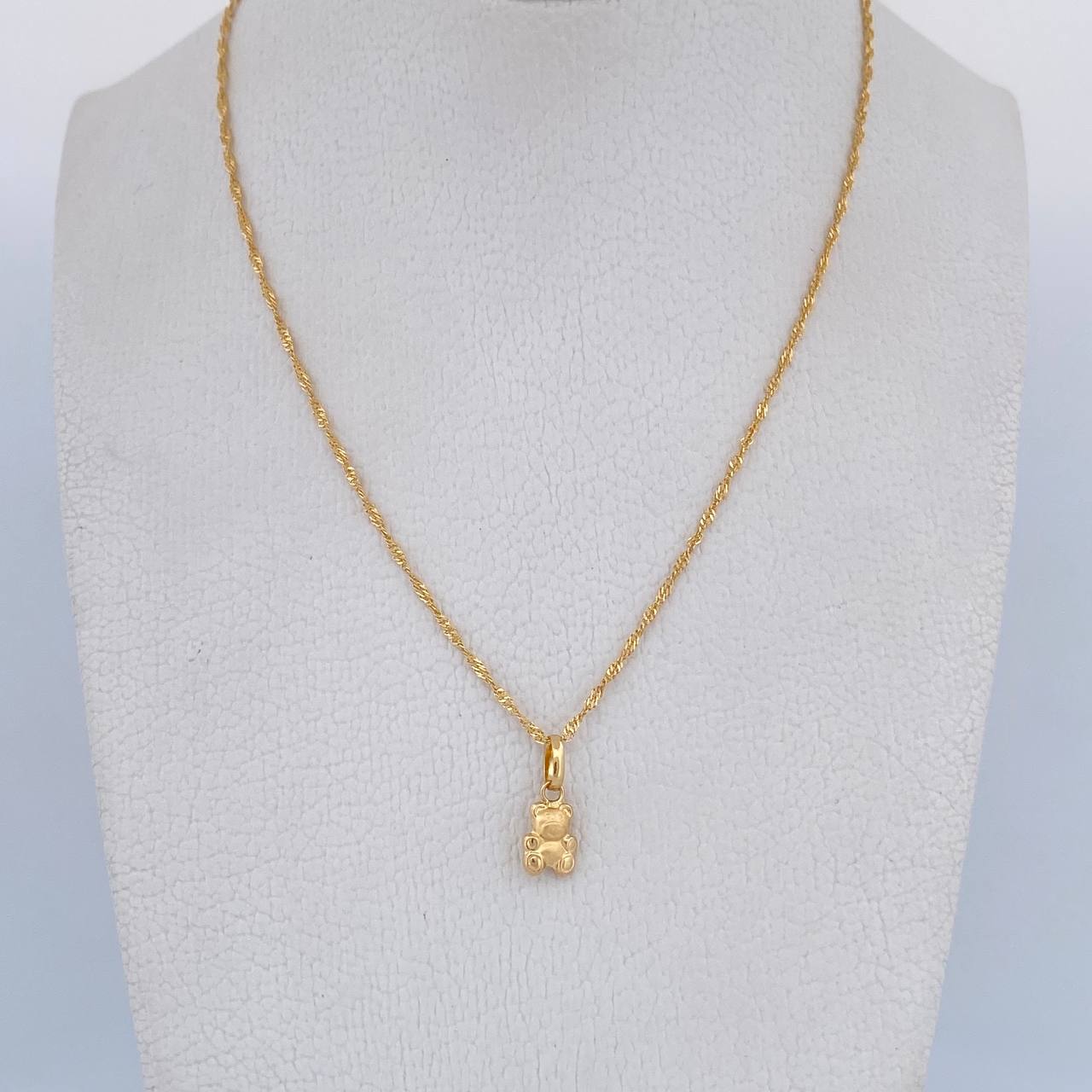 Set Cadena Singapur 1.35gr / 45.5cm / 0.7mm + Dije Oso 0.35gr / 1.3cm Troquelado Oro Amarillo 18K (Oferta) $