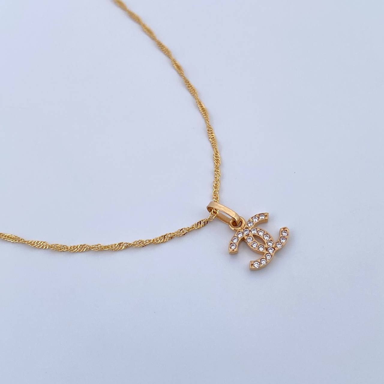 Set Cadena Singapur 1.35gr/44.6cm / 0.3 mm + Dije Ola Cruzada 0.55gr/1.3cm Circones Blancos Oro Amarillo 18K (Oferta) $