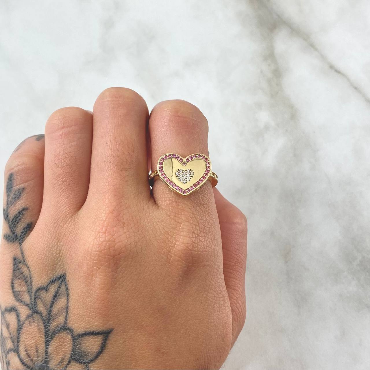 Anillo Corazon En Medio 3.75gr / T6 1/2 / Circones Blancos Rosados Oro Amarillo 18K