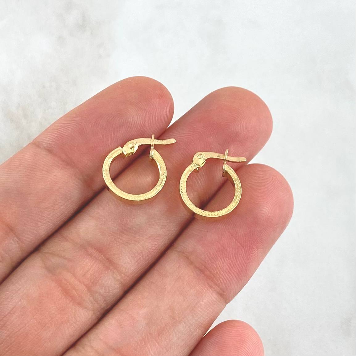 Candongas Tribal Punteado 0.85gr / 1.5cm / Oro Amarillo 18K