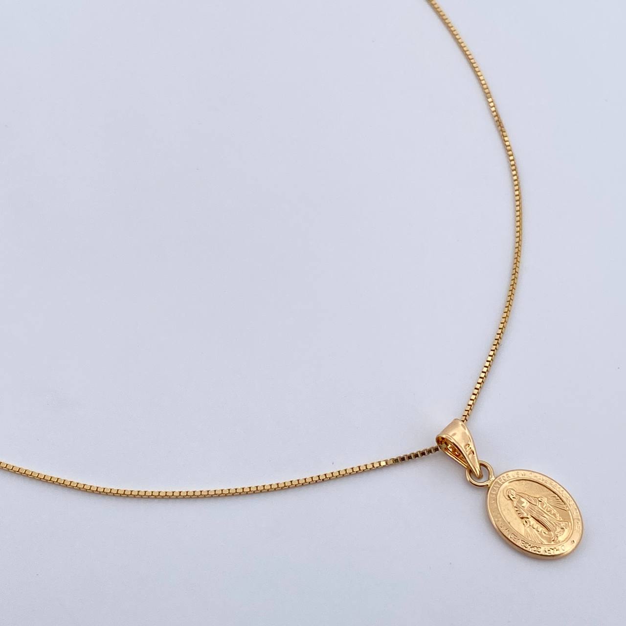 Set Cadena Veneciana 1.75gr / 45cm / 0.6mm + Dije Virgen Milagrosa 0.5gr / 1.8cm Troquelada  Oro Amarillo 18K (Oferta) &