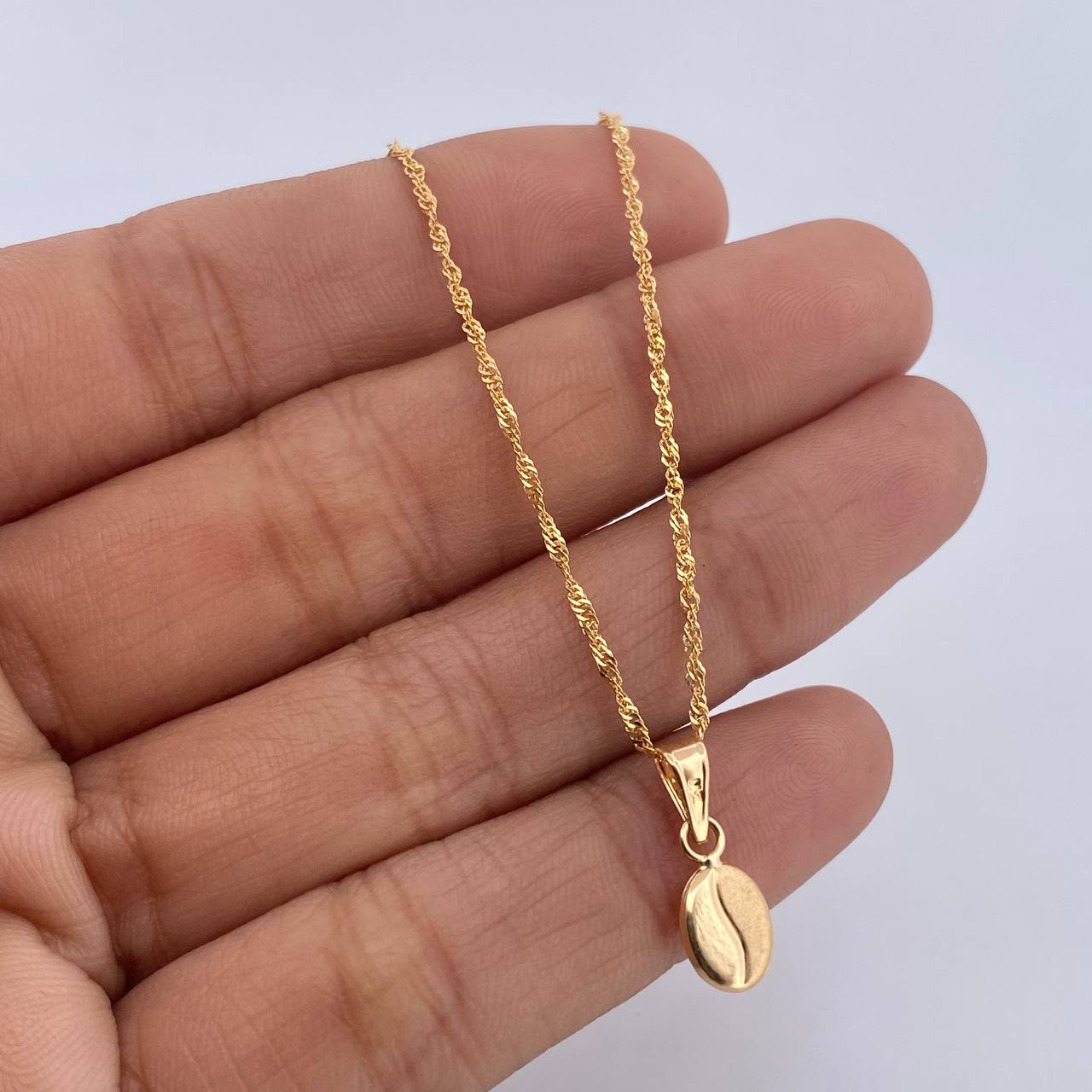 Set Cadena Singapur 1.4gr / 45cm / 1mm + Dije Grano Café 0.35gr / 1.5cm Troquelado Oro Amarillo 18K (Oferta) &