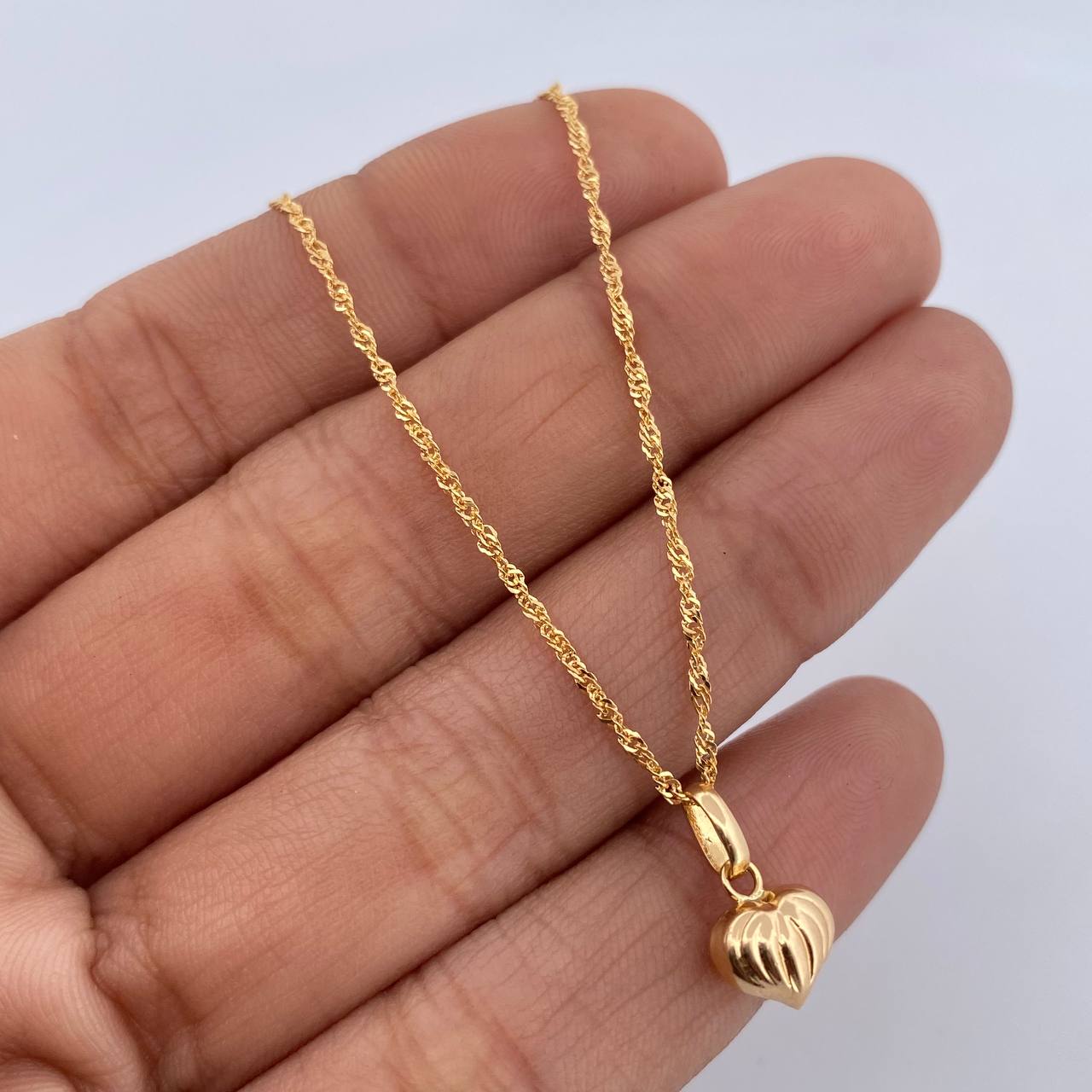 Set Cadena Singapur 1.4gr / 45cm / 1mm + Dije Corazon Rayado 0.4gr / 1.3cm Troquelado Oro Amarillo 18K (Oferta) &