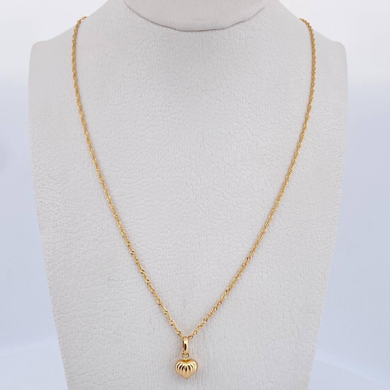 Set Cadena Singapur 1.4gr / 45cm / 1mm + Dije Corazon Rayado 0.4gr / 1.3cm Troquelado Oro Amarillo 18K (Oferta) &