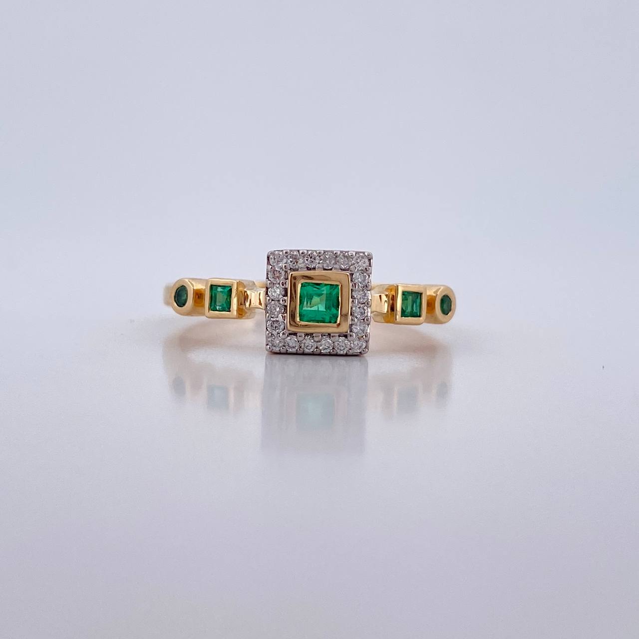 Anillo Cuadros 2.75gr / T7 / Esmeraldas 20 Pts Diamantes 10 Pts Dos Oros Amarillo Blanco 18K (Joya) &
