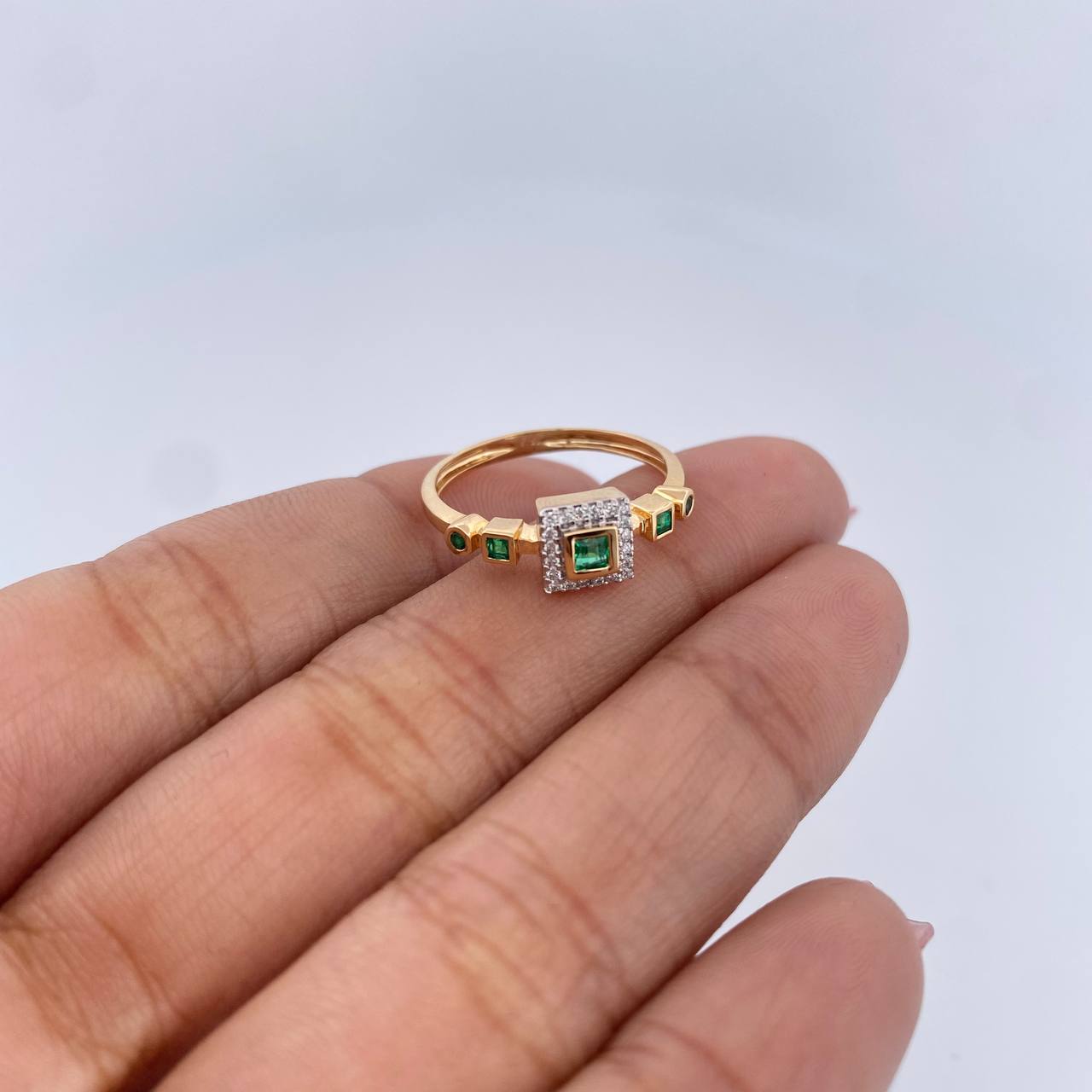 Anillo Cuadros 2.75gr / T7 / Esmeraldas 20 Pts Diamantes 10 Pts Dos Oros Amarillo Blanco 18K (Joya) &