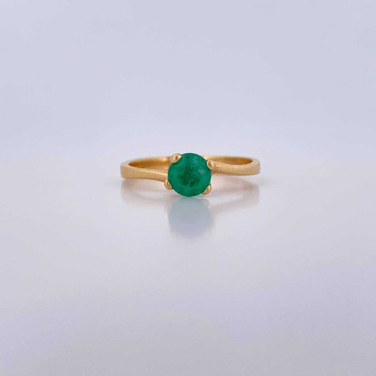 Anillo Solitario Rendondo 2.3gr / T6 1/4 / Esmeralda 50 Pts Oro Amarillo 18K (Joya) &