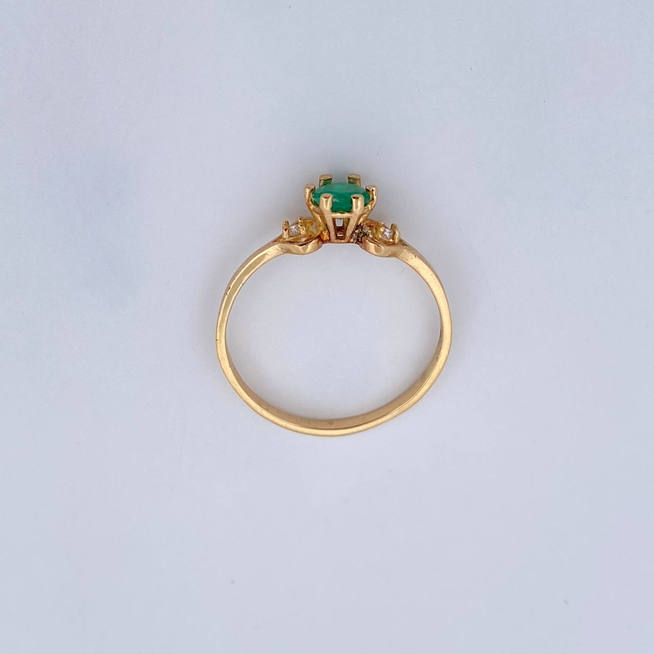 Anillo Solitario Redondo 1.55gr / T7 1/4 / Esmeralda 24 Pts Diamantada Pts Oro Amarillo 18K (Joya) &