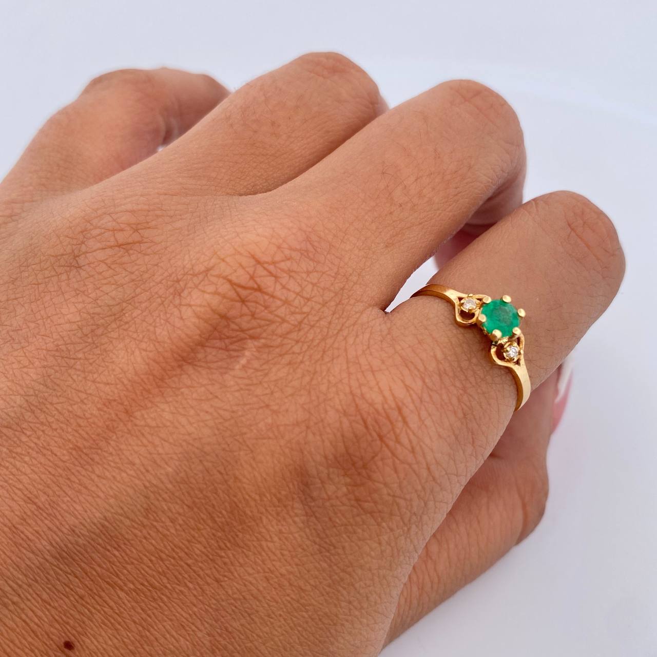 Anillo Solitario Redondo 1.55gr / T7 1/4 / Esmeralda 24 Pts Diamantada Pts Oro Amarillo 18K (Joya) &