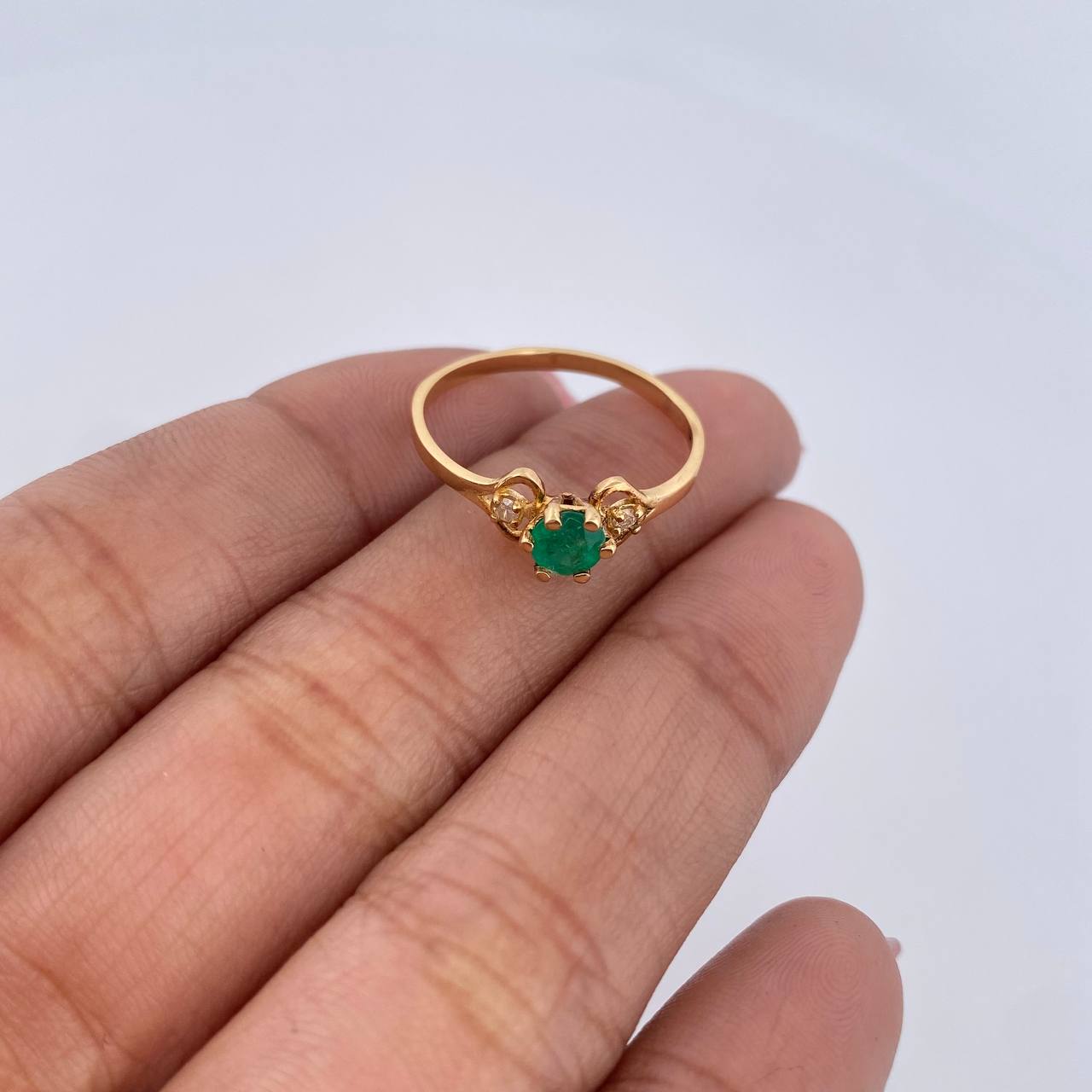 Anillo Solitario Redondo 1.55gr / T7 1/4 / Esmeralda 24 Pts Diamantada Pts Oro Amarillo 18K (Joya) &