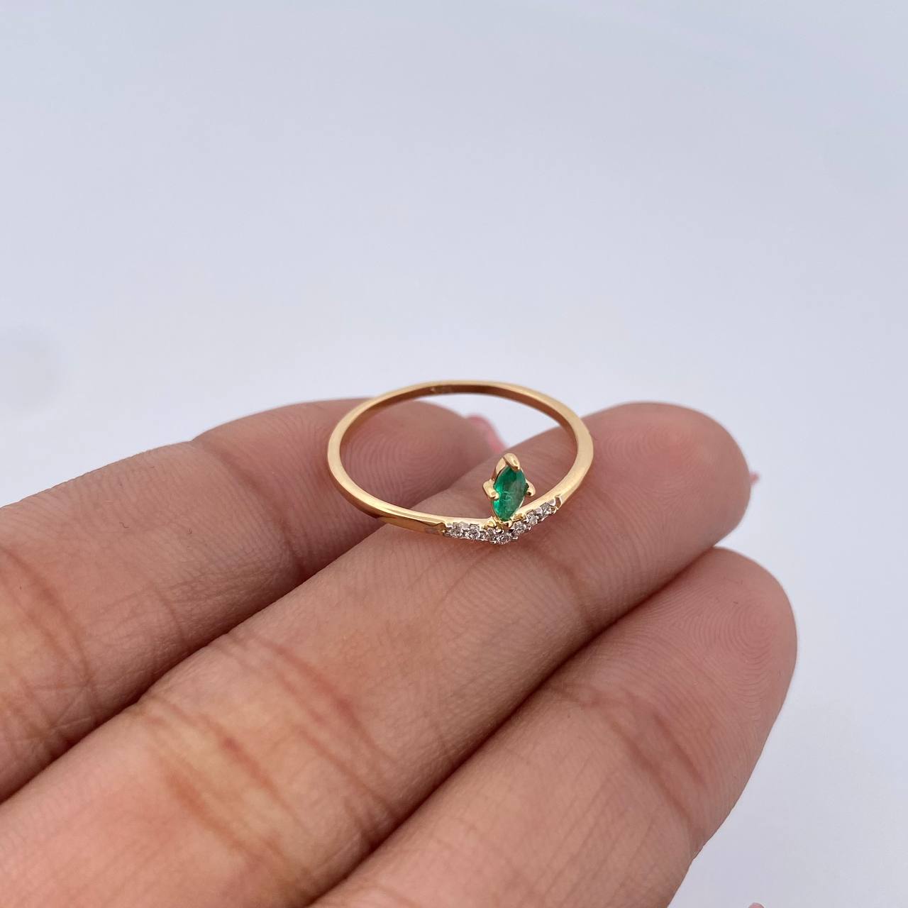 Anillo Tiara 0.95gr / T5 3/4 / Esmeraldas 10 Pts Diamantes 04 Pts Dos Oros Amarillo Blanco 18K (Joya) &