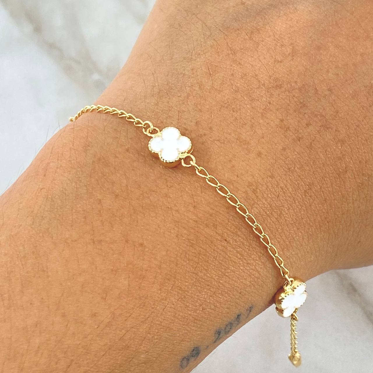 Pulso Espiga Trebol VCyA 2.55gr / 18.5cm / Resina Blanca Oro Amarillo 18K ©