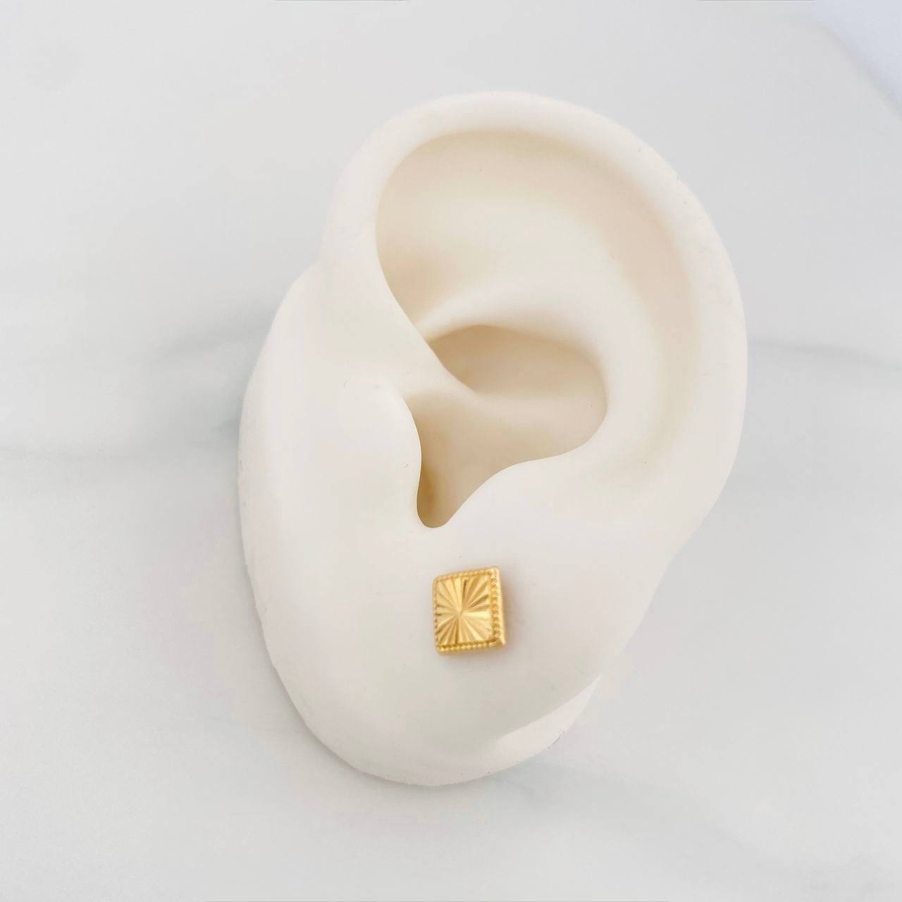 Topos Cuadrado Diamantado 0.7g / 6.06mm Oro Amarillo 18K