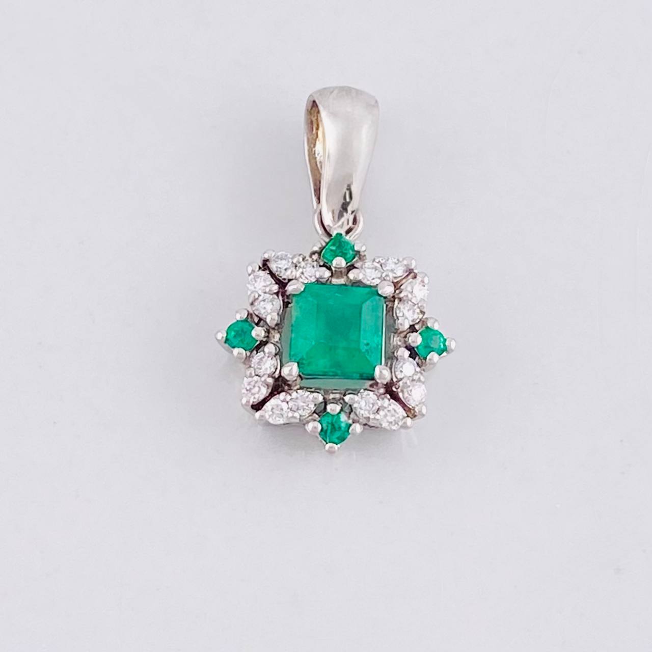 Dije Cuadro Bordeado Esmeraldas 36pts Diamantes 10pts 1.3g / 1.6cm Oro Amarillo 18K