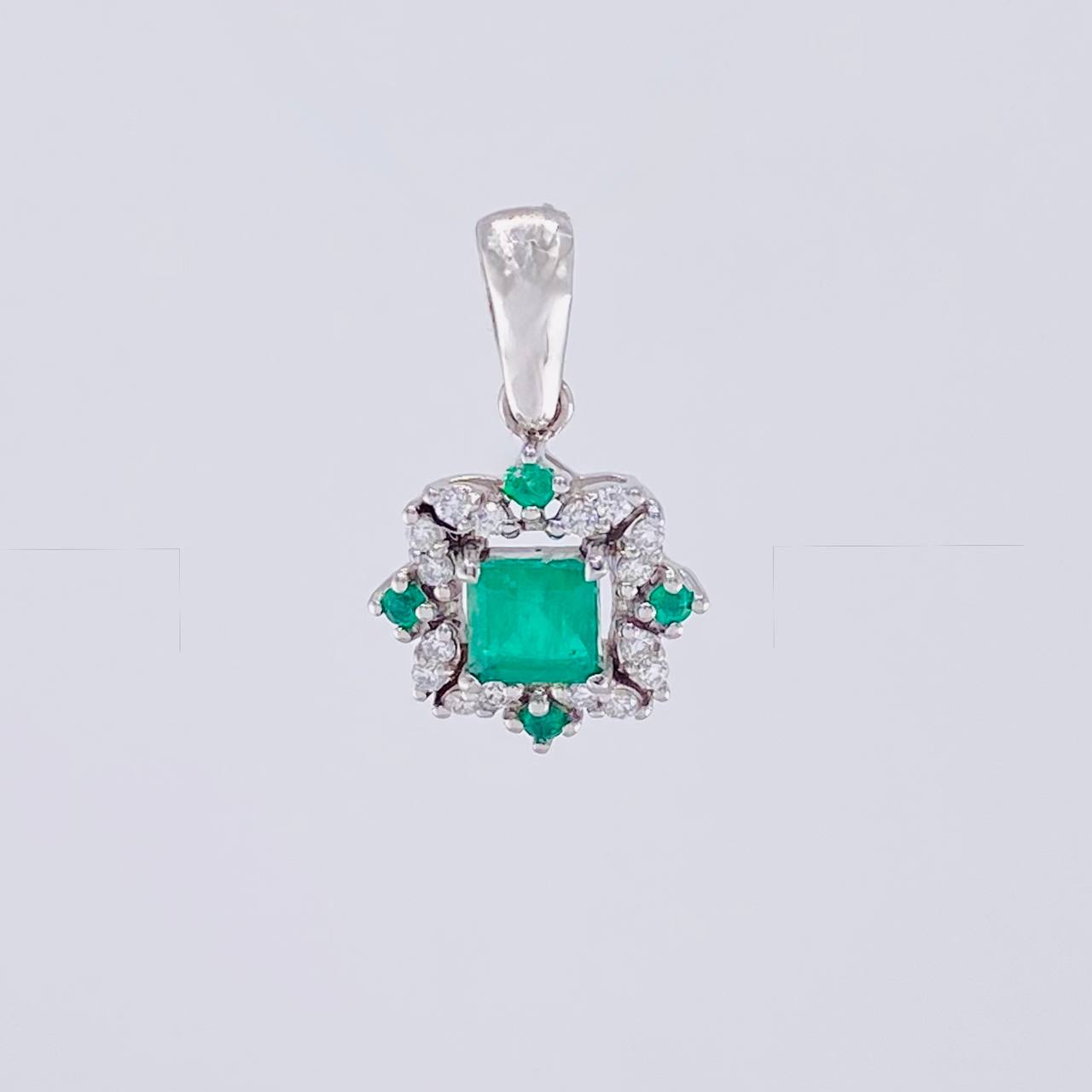 Dije Cuadro Bordeado Esmeraldas 36pts Diamantes 10pts 1.3g / 1.6cm Oro Amarillo 18K