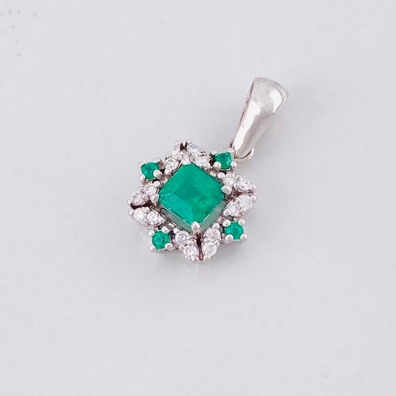 Dije Cuadro Bordeado Esmeraldas 36pts Diamantes 10pts 1.3g / 1.6cm Oro Amarillo 18K