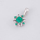 Dije Cuadro Bordeado Esmeraldas 36pts Diamantes 10pts 1.3g / 1.6cm Oro Amarillo 18K