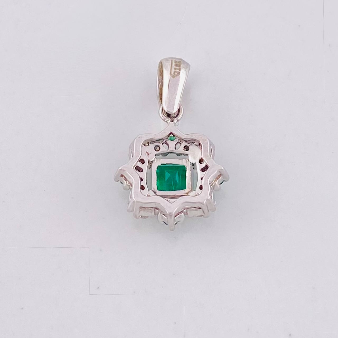 Dije Cuadro Bordeado Esmeraldas 36pts Diamantes 10pts 1.3g / 1.6cm Oro Amarillo 18K